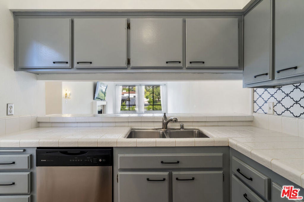 1900 Vine Street 403