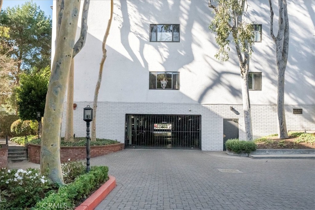 647 Wilcox Avenue 2G