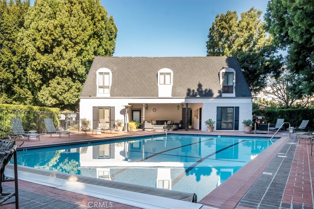 647 Wilcox Avenue 2G