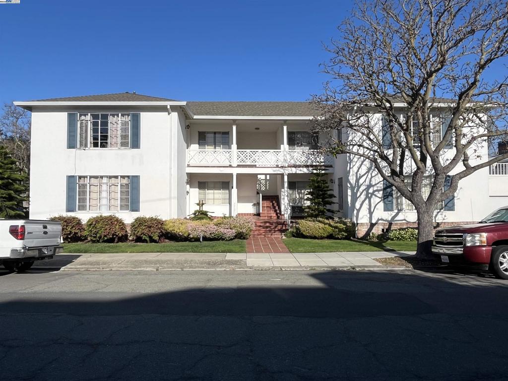 Classic well-maintained 4-plex blends classic charm with modern comforts. Each unit has approximately 1,000+ sq ft of living space al units are 1 bedrooms, 1 bathrooms with in unit laundry, a shared garage space and a personal storage closet. Also for sale is 1319 Paru St a nearly identical twin with similar floorplans and features. Located in the desirable bronze coast of Alameda the area features tree lines street, public transportation, nearby Franklin Park and local shops at Morton St. Station.