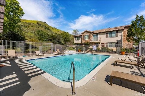 Photo of 27968 Avalon Dr, Canyon Country, CA 91351 (MLS # SR26050261)