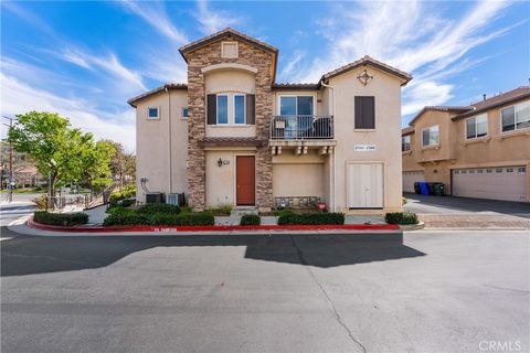 Photo of 27968 Avalon Dr, Canyon Country, CA 91351 (MLS # SR26050261)