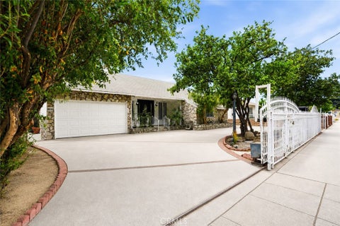 Photo of 11840 Gilmore ST, Los Angeles, CA 91606 (MLS # SR26178782)