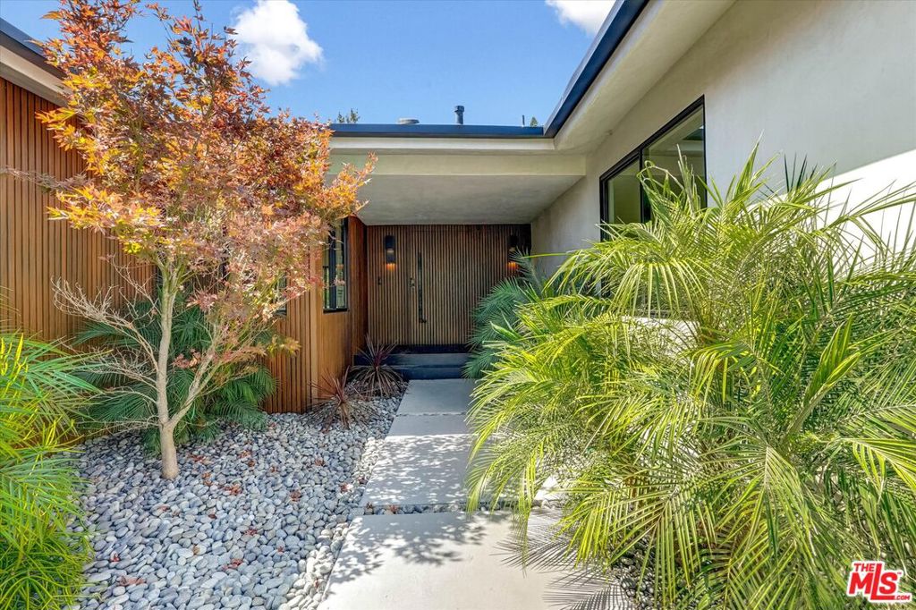 Photo of 3855 Corbin Avenue, Los Angeles, CA 91356 (MLS # 26991023)