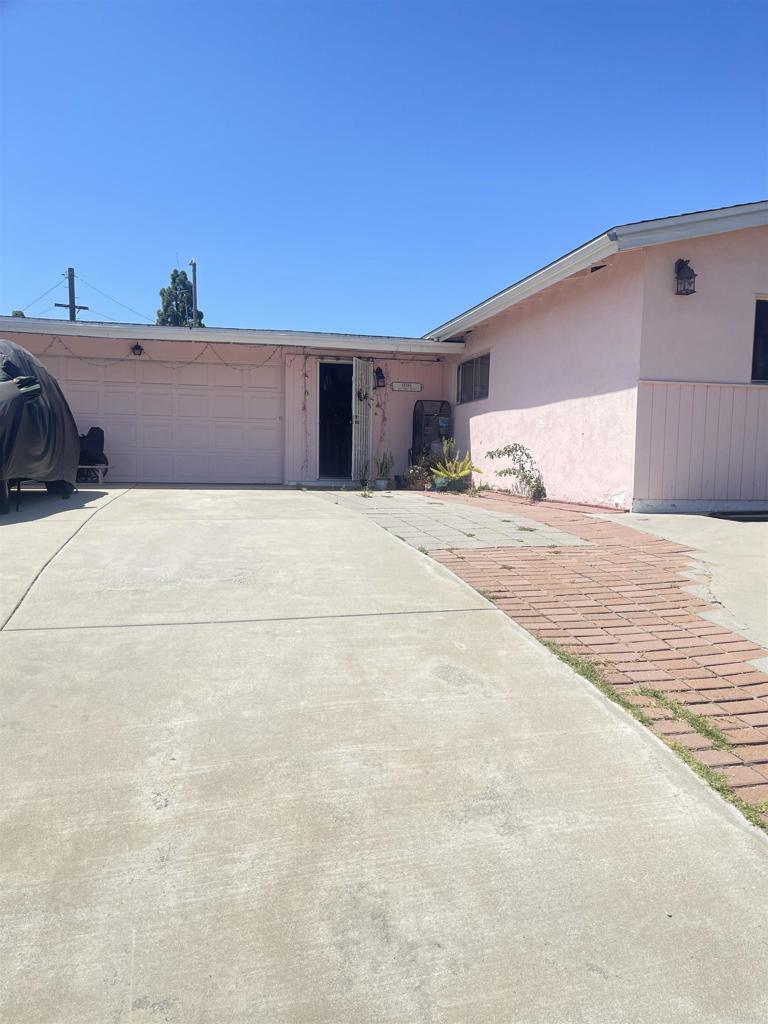 This property have been around community of business owners and close to school, markets and close to school zone. Enjoy the walking distance area around to your favorite restaurants and safe stores for your essentials items.