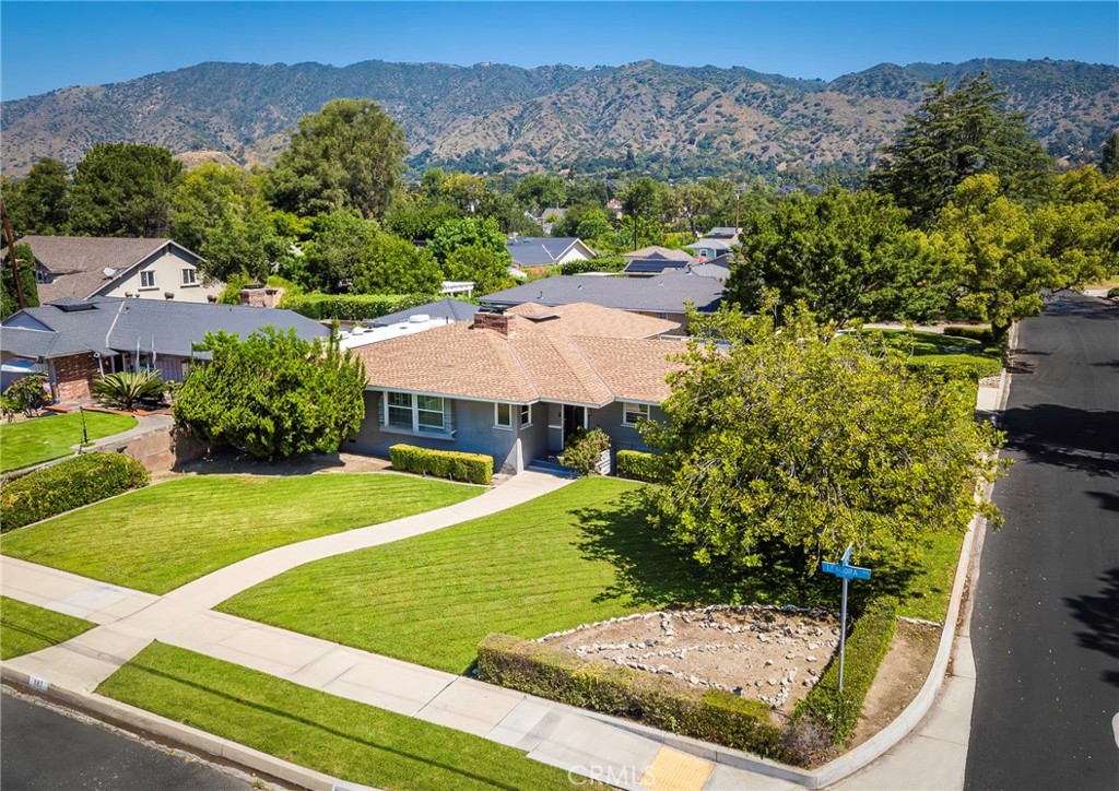 883 E Leadora Avenue