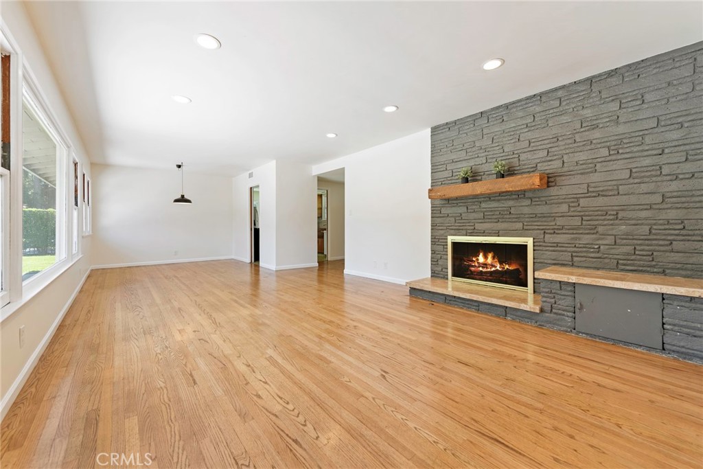883 E Leadora Avenue