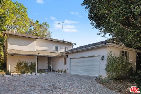 Photo of 2612 S Beverly Drive, Los Angeles, CA 90034 (MLS # 26644479)