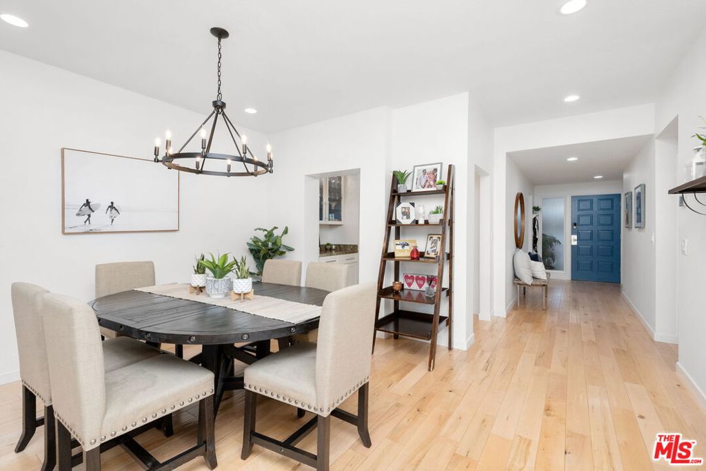4338 Redwood Avenue B213