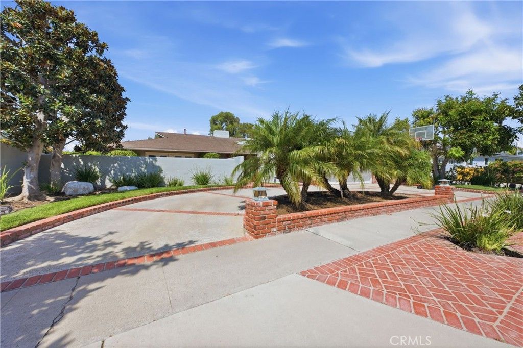 Photo of 1633 Santiago Dr, Newport Beach, CA 92660 (MLS # OC26053906)