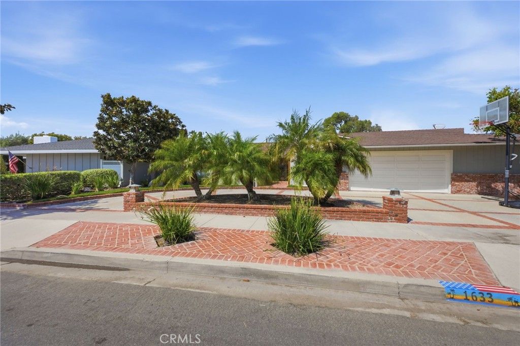 Photo of 1633 Santiago Dr, Newport Beach, CA 92660 (MLS # OC26053906)
