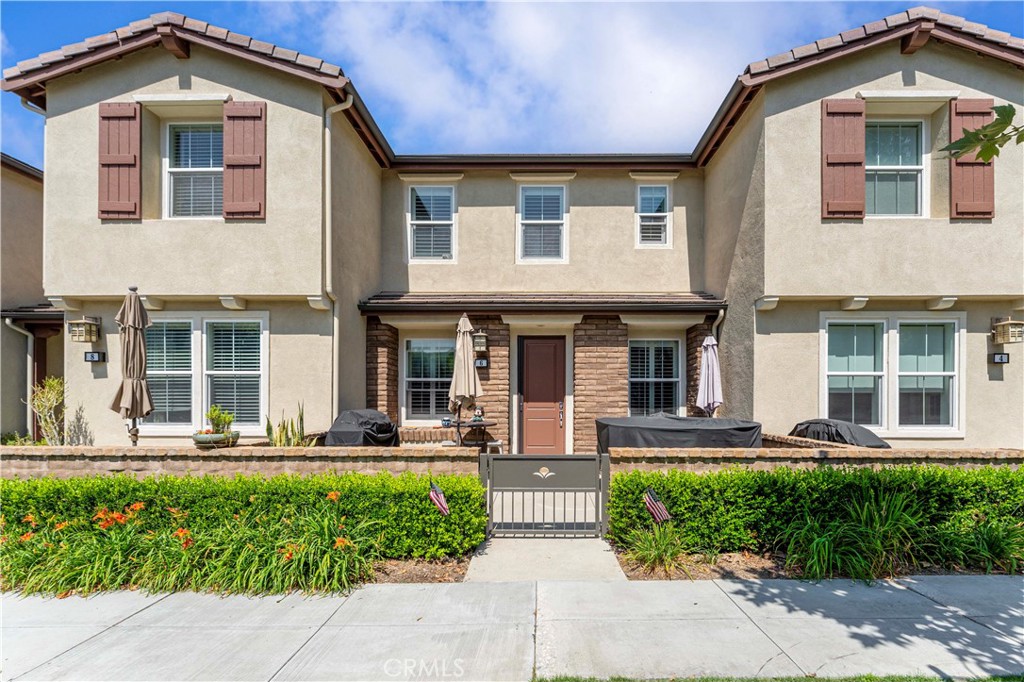 Welcome to 6 Fenix St, a beautifully upgraded home located in the heart of the award-winning Rancho Mission Viejo community. This 3-bedroom, 2.5-bath residence offers approximately 1,430 sq ft of open-concept living, perfect for modern lifestyles.
Step inside to find a spacious great room with abundant natural light, luxury vinyl flooring, and custom shutters. The chef-inspired kitchen features quartz countertops, a large center island, stainless steel appliances, and a walk-in pantry—ideal for both everyday living and entertaining.
Upstairs, the expansive primary suite includes a walk-in closet and a spa-like bath with dual sinks and a glass-enclosed shower. Two additional bedrooms, a full bath, and an upstairs laundry room provide functionality and comfort.
Enjoy indoor-outdoor living with an oversized private patio, perfect for gatherings and relaxing evenings. Residents of Rancho Mission Viejo enjoy access to resort-style amenities including pools, parks, fitness centers, trails, sports courts, community farms, and more.
Don’t miss this opportunity to own in one of South Orange County’s most desirable master-planned communities!