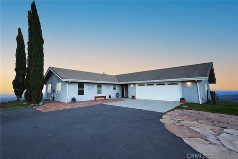 Photo of 13750 Falcon Road Rd, Atascadero, CA 93422 (MLS # SC25219125)
