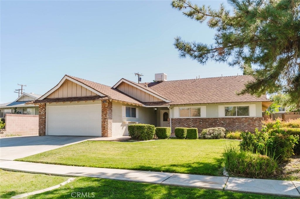 Photo of 534 W Avenue J10, Lancaster, CA 93534 (MLS # SR26223003)