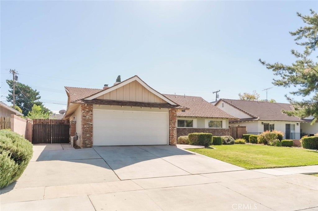 Photo of 534 W Avenue J10, Lancaster, CA 93534 (MLS # SR26223003)