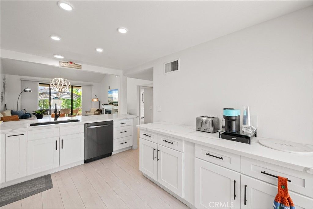 listing image 130724707613980078173