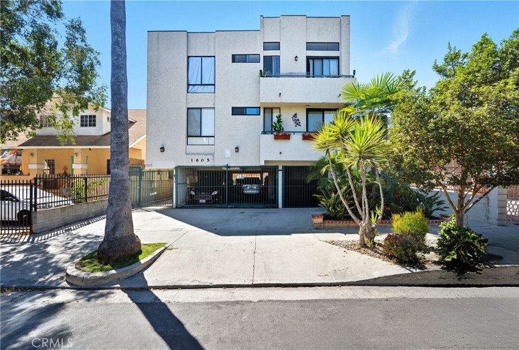 Spacious 2 bed, 2 bath end-unit condo in East Hollywood featuring 985 sq. ft. of living space with new flooring, recessed lighting, central AC/heat, and a private balcony. Located on the first floor, this updated unit includes tandem 2-car gated parking and offers easy access to Griffith Park, shops, and trendy restaurants & coffee shops.