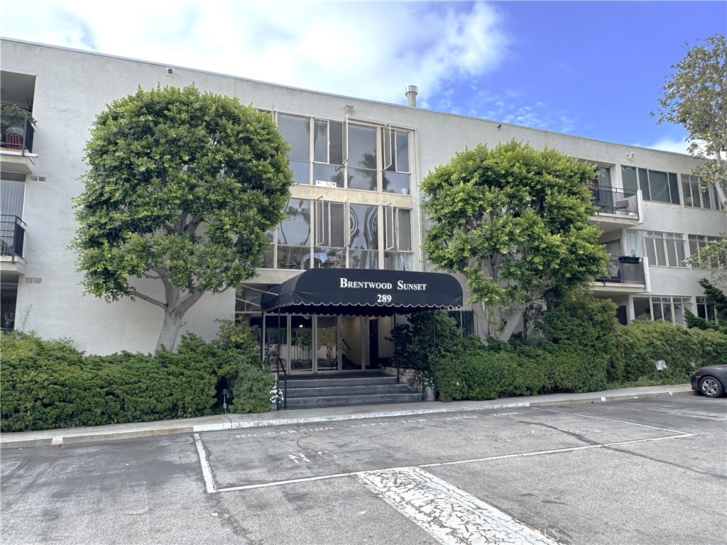 Spacious, light-filled one-bedroom, one-bath condo in the heart of Brentwood Village. The bright living space opens to a glass-front balcony, while the generously sized primary suite offers a walk-in closet and an en-suite bathroom featuring both a large tub and a separate shower. Located within a gated, resort-style community, the property includes a pool and picnic areas ideal for outdoor activities and entertainment. Quiet and serene, yet just steps from Brentwood’s shops, restaurants, parks, and amenities, this is a truly exceptional residential retreat. Nearby Brentwood Village’s shops and dining, with easy access to Santa Monica Boulevard, The Getty Center, Will Rogers State Park, UCLA, and Pacific Palisades. The Brentwood Farmers Market adds to the neighborhood’s charm. Call us and schedule your showing today!