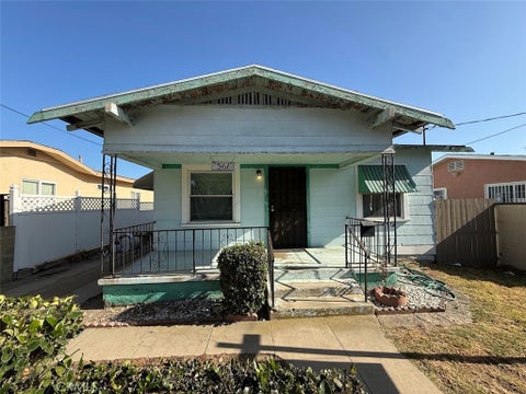 Photo of 561 W 3rd Street, San Pedro, CA 90731 (MLS # SB26142333)