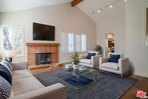 Photo of 233 Longfellow Street, Thousand Oaks, CA 91360 (MLS # 25631413)