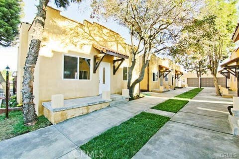 Photo of 620 1/2 W 59th Place PL, Los Angeles, CA 90044 (MLS # CV26154717)