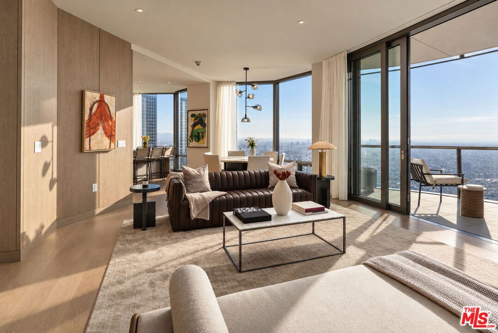 211 W Elm Court 35B