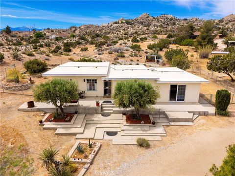 Photo of 56833 Oakwood Dr, Yucca Valley, CA 92284 (MLS # JT26072241)