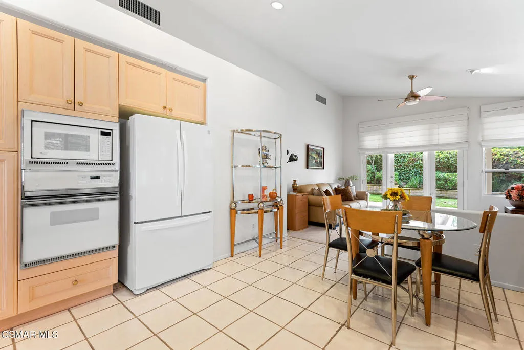 Oak Park, California 91377, United States, 3 Bedrooms Bedrooms, ,2 BathroomsBathrooms,Residential,Pending,206369