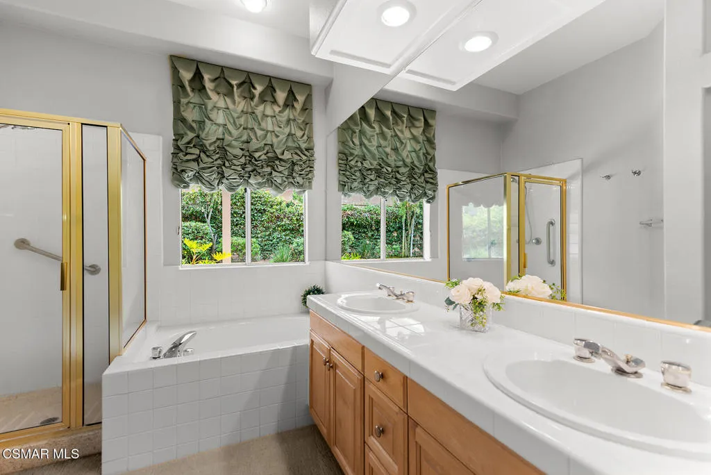 Oak Park, California 91377, United States, 3 Bedrooms Bedrooms, ,2 BathroomsBathrooms,Residential,Pending,206369