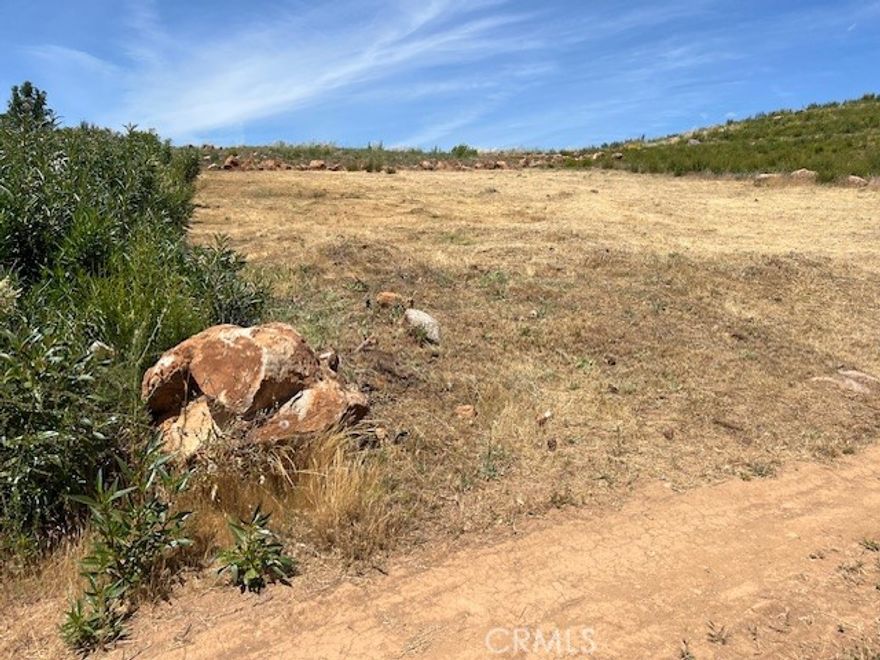 Don't' miss this opportunity close to Walmart, great view, no unities yet.