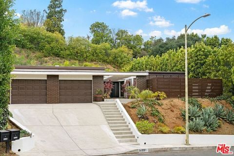 Photo of 3135 CHANDELLE Road, Los Angeles, CA 90046 (MLS # 26653063)