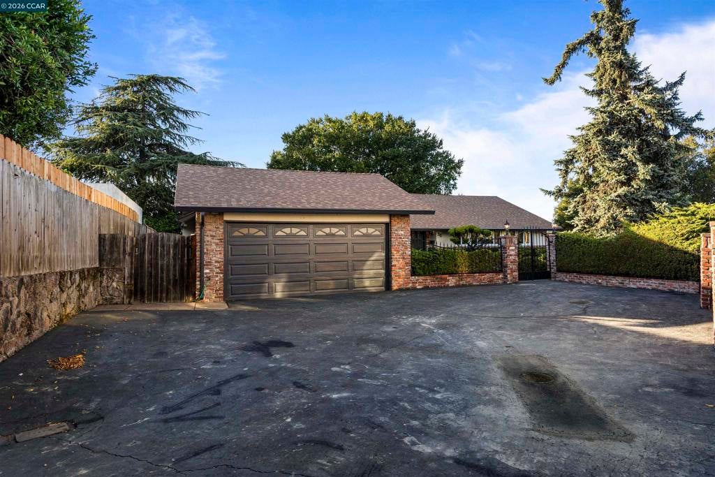 36 Christopher Ct