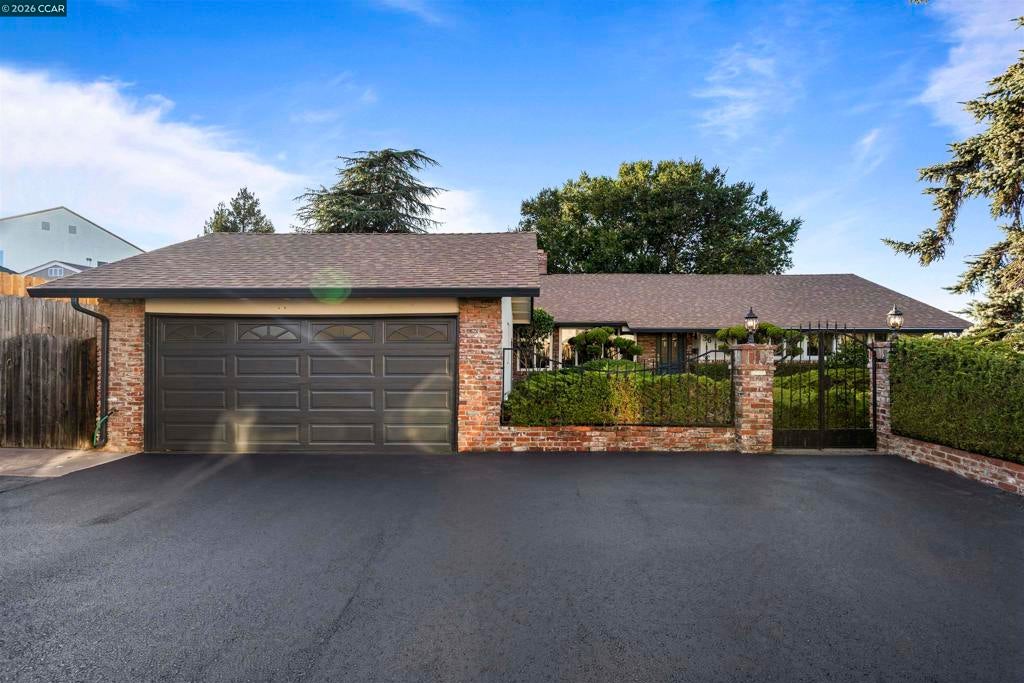 36 Christopher Ct