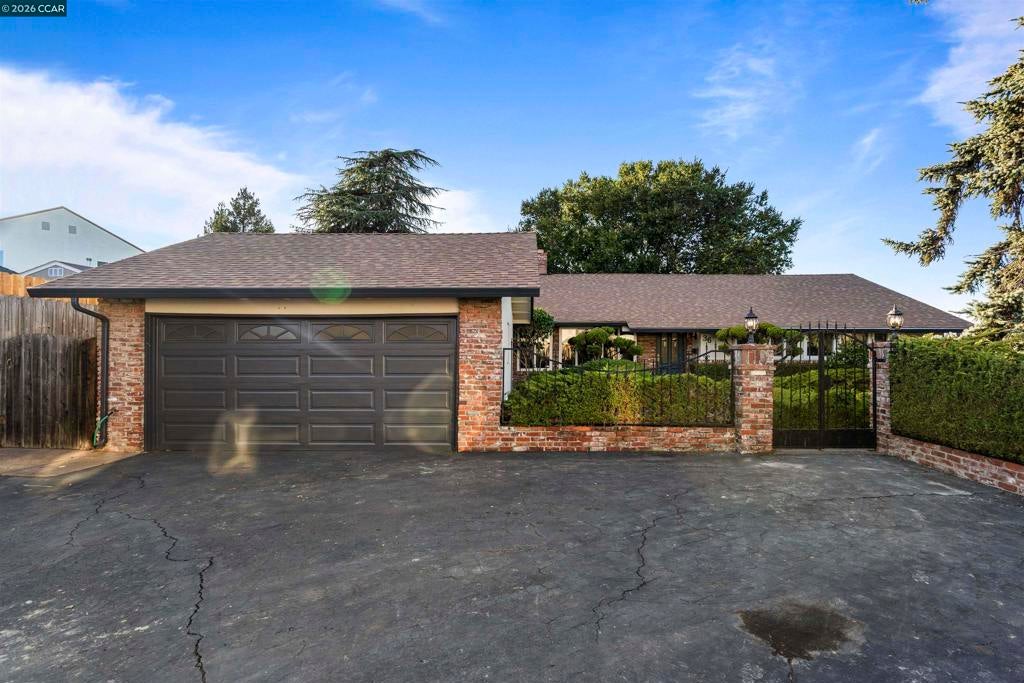 36 Christopher Ct