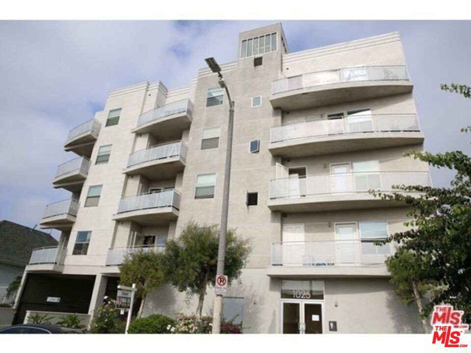 CURRENTLY, TENANT OCCUPIED. GREAT INVESTMENT OPPORTUNITY!! Current Rent Per month: $2,800.00, New paint/ceiling and walls. NEWLY BUILT-IN 2006. CONTEMPORARY 2 BEDROOM & 2 FULL BATHROOM, BRIGHT & AIRY SOUTHWEST FACING CORNER UNIT!! SOUTH-FACING LARGE BALCONY. OPEN FLOOR PLAN WITH HARDWOOD FLOORING & LAMINATE FLOORING IN THE BEDROOMS. MODERN-STYLE KITCHEN WITH GRANITE COUNTERTOPS. CROWN MOLDING. HIGH CEILING. DUAL PANE WINDOWS PROVIDE PLENTIFUL NATURAL LIGHTS SHINE ALL DAY LONG!! PRIMARY BEDROOM WITH WALK-IN CLOSET. GATED COMMUNITY WITH SECURED PARKING. LOCATION IS EASY ACCESS TO DOWNTOWN, OLYMPIC TO WESTSIDE. LESS TRAFFIC AREA, CLOSE TO FREEWAYS, DOWNTOWN, USC, & SANTA MONICA. CONVENIENTLY LOCATED TO EVERYTHING!! THIS WON'T LAST!!