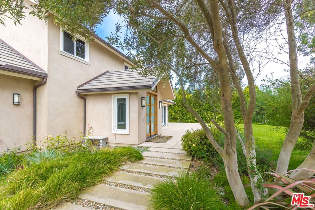 Photo of 28929 Wight Road, Malibu, CA 90265 (MLS # 26653379)