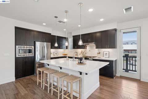 Tiny photo for 472 Diller St ST, Alameda, CA 94501 (MLS # 41137346)