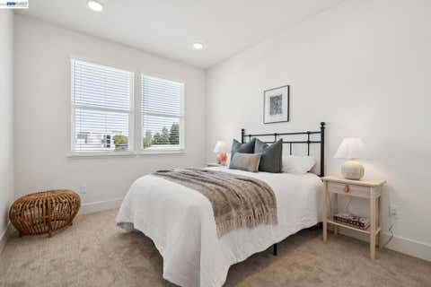 Tiny photo for 472 Diller St ST, Alameda, CA 94501 (MLS # 41137346)