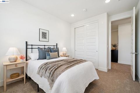 Tiny photo for 472 Diller St ST, Alameda, CA 94501 (MLS # 41137346)