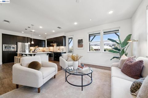 Tiny photo for 472 Diller St ST, Alameda, CA 94501 (MLS # 41137346)