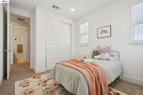 Tiny photo for 472 Diller St ST, Alameda, CA 94501 (MLS # 41137346)