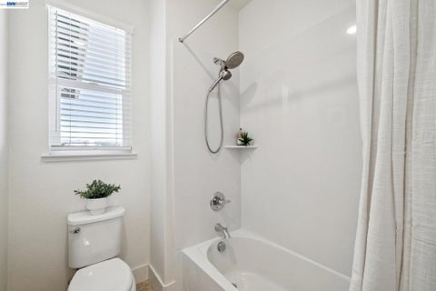 Tiny photo for 472 Diller St ST, Alameda, CA 94501 (MLS # 41137346)