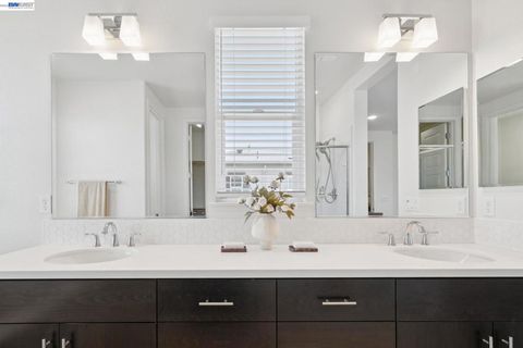 Tiny photo for 472 Diller St ST, Alameda, CA 94501 (MLS # 41137346)