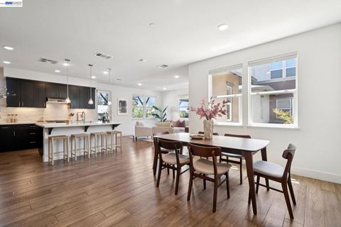 Tiny photo for 472 Diller St ST, Alameda, CA 94501 (MLS # 41137346)