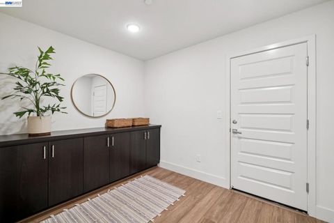 Tiny photo for 472 Diller St ST, Alameda, CA 94501 (MLS # 41137346)