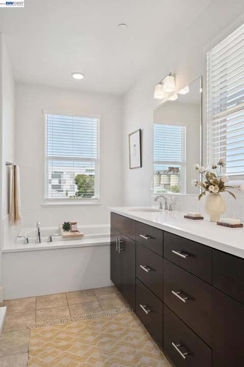 Tiny photo for 472 Diller St ST, Alameda, CA 94501 (MLS # 41137346)