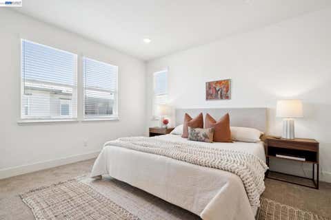 Tiny photo for 472 Diller St ST, Alameda, CA 94501 (MLS # 41137346)