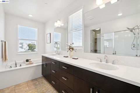 Tiny photo for 472 Diller St ST, Alameda, CA 94501 (MLS # 41137346)