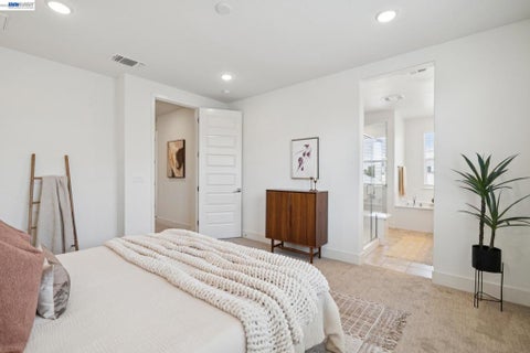 Tiny photo for 472 Diller St ST, Alameda, CA 94501 (MLS # 41137346)