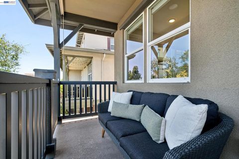 Tiny photo for 472 Diller St ST, Alameda, CA 94501 (MLS # 41137346)